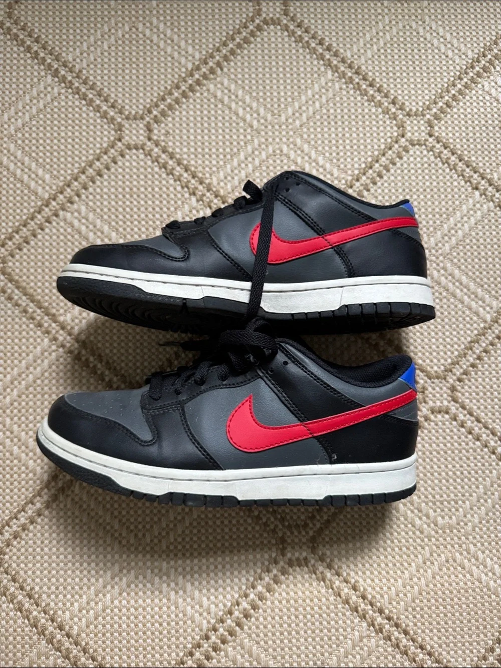 Nike Boy’s Black and Red Sneakers, size 7, GUC